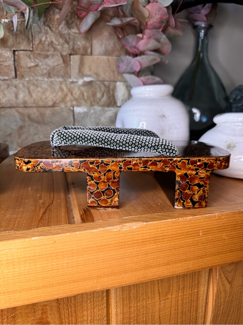 Japanese Geta Sandals with Tortoise Shell Pattern - Picture 4 of 11